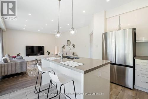 19 Bobolink Drive, Wasaga Beach, ON - Indoor Photo Showing Kitchen With Double Sink With Upgraded Kitchen