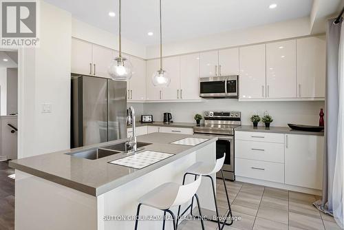 19 Bobolink Drive, Wasaga Beach, ON - Indoor Photo Showing Kitchen With Double Sink With Upgraded Kitchen