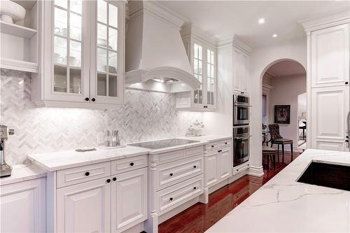 2214 Hampstead Road, Oakville, ON - Indoor Photo Showing Kitchen With Upgraded Kitchen