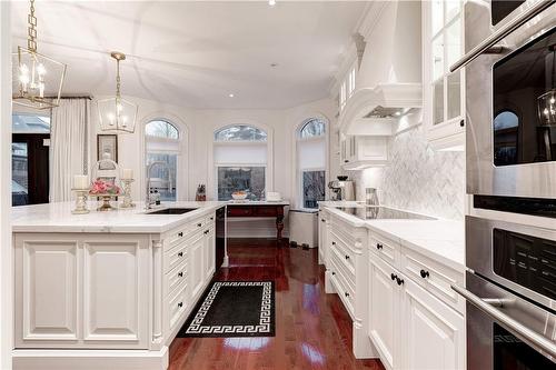 2214 Hampstead Road, Oakville, ON - Indoor Photo Showing Kitchen With Upgraded Kitchen