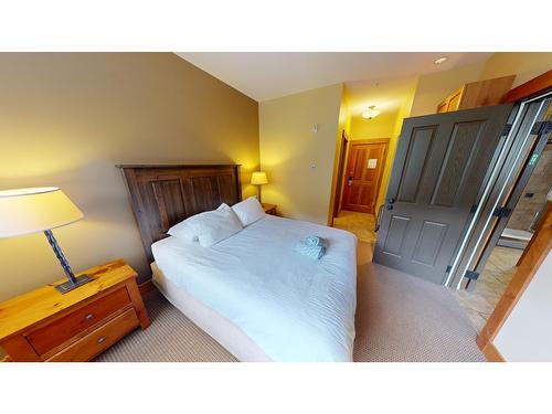 631C - 4559 Timberline Crescent, Fernie, BC - Indoor Photo Showing Bedroom