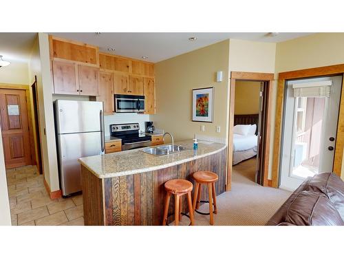 631C - 4559 Timberline Crescent, Fernie, BC - Indoor Photo Showing Kitchen With Double Sink