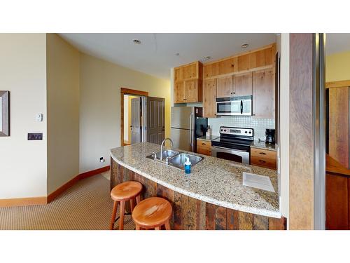 631C - 4559 Timberline Crescent, Fernie, BC - Indoor Photo Showing Kitchen With Double Sink