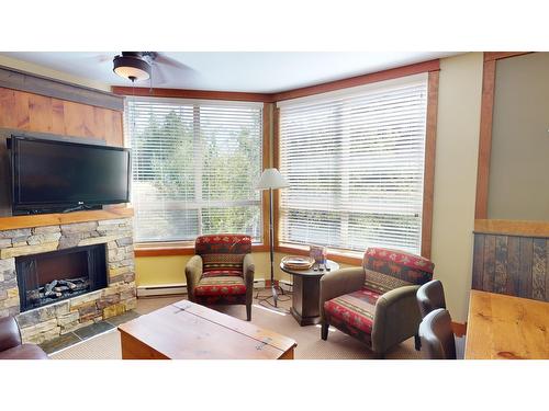 631C - 4559 Timberline Crescent, Fernie, BC - Indoor Photo Showing Living Room With Fireplace