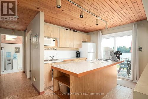 39 Dagwaagi Lane N, Curve Lake First Nation 35 (Curve Lake First Nation), ON - Indoor Photo Showing Kitchen With Double Sink