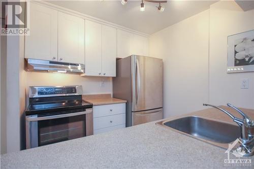 18 Nepean Street Unit#701, Ottawa, ON - Indoor Photo Showing Kitchen