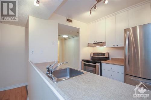 18 Nepean Street Unit#701, Ottawa, ON - Indoor Photo Showing Kitchen