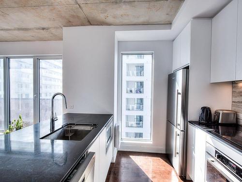 Cuisine - 1113-2300 Rue Tupper, Montréal (Ville-Marie), QC - Indoor Photo Showing Kitchen With Upgraded Kitchen