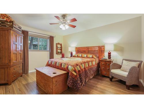 7340 Yoho Drive, Radium Hot Springs, BC - Indoor Photo Showing Bedroom