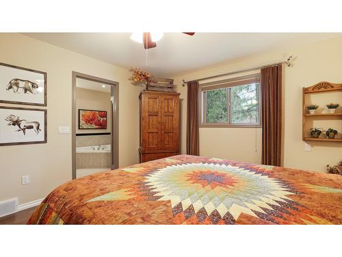 7340 Yoho Drive, Radium Hot Springs, BC - Indoor Photo Showing Bedroom