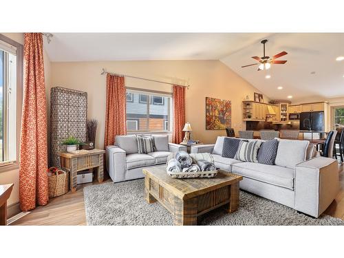 7340 Yoho Drive, Radium Hot Springs, BC - Indoor Photo Showing Living Room