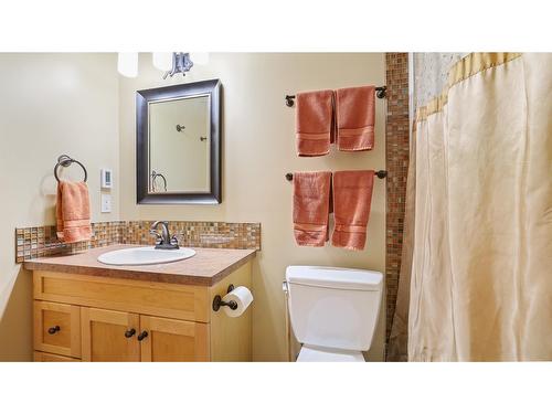 7340 Yoho Drive, Radium Hot Springs, BC - Indoor Photo Showing Bathroom