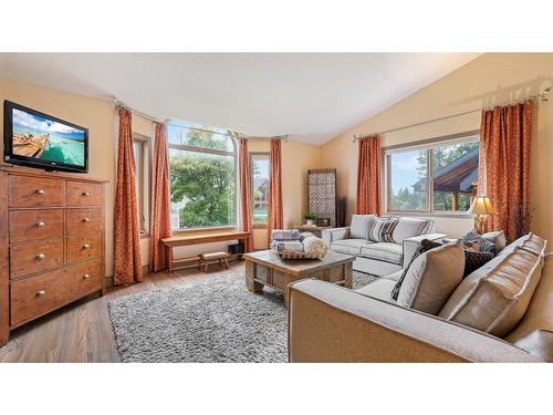 7340 Yoho Drive, Radium Hot Springs, BC - Indoor Photo Showing Living Room