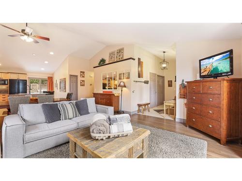 7340 Yoho Drive, Radium Hot Springs, BC - Indoor Photo Showing Living Room