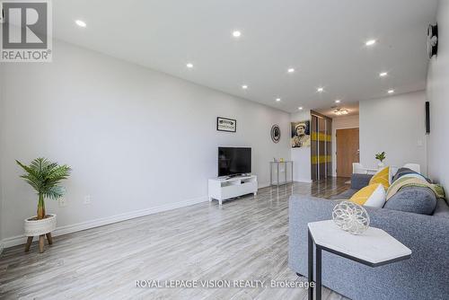 1911 - 5 Concorde Place, Toronto (Banbury-Don Mills), ON - Indoor Photo Showing Living Room