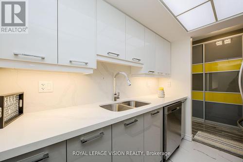 1911 - 5 Concorde Place, Toronto (Banbury-Don Mills), ON - Indoor Photo Showing Kitchen With Double Sink With Upgraded Kitchen