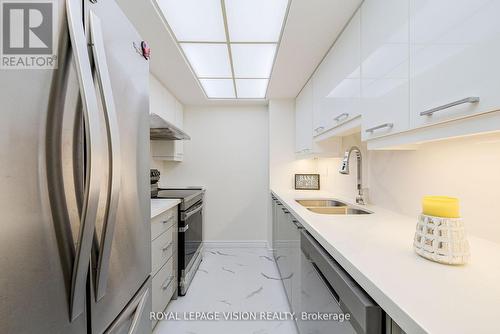 1911 - 5 Concorde Place, Toronto (Banbury-Don Mills), ON - Indoor Photo Showing Kitchen With Double Sink