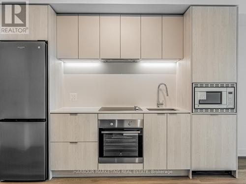 426 - 86 Dundas Street, Mississauga, ON - Indoor Photo Showing Kitchen