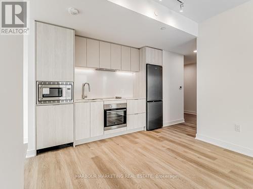 802 - 86 Dundas Street, Mississauga, ON - Indoor Photo Showing Kitchen