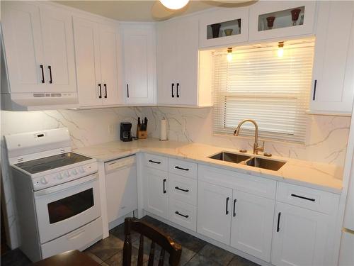 625 Tate Avenue, Hamilton, ON - Indoor Photo Showing Kitchen With Double Sink