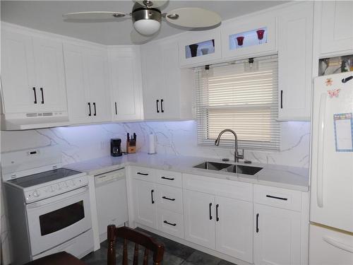 625 Tate Avenue, Hamilton, ON - Indoor Photo Showing Kitchen