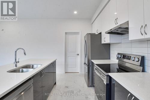 3176 Searidge Street, Severn (West Shore), ON - Indoor Photo Showing Kitchen With Double Sink With Upgraded Kitchen