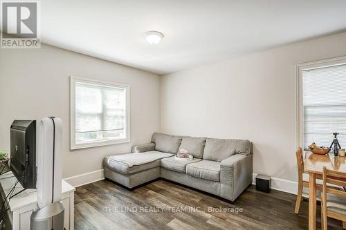 81 Wellington Street E, Aurora, ON - Indoor Photo Showing Living Room