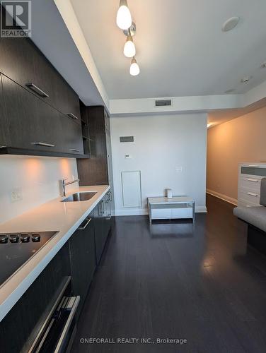 907 - 1080 Bay Street, Toronto, ON - Indoor Photo Showing Kitchen