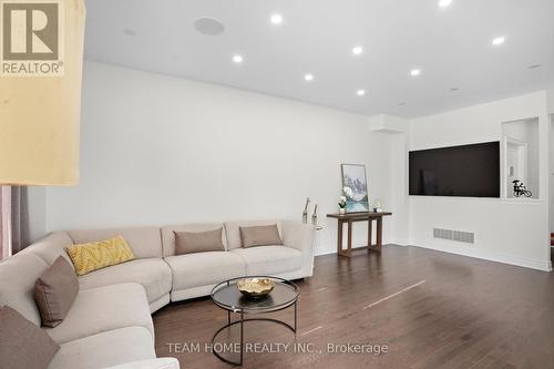 163 Sutherland Avenue, Bradford West Gwillimbury, ON - Indoor Photo Showing Living Room