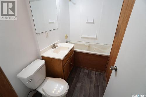 1747 Boyd Street E, Regina, SK - Indoor Photo Showing Bathroom