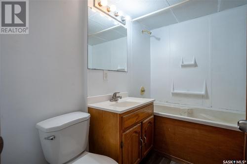 1747 Boyd Street E, Regina, SK - Indoor Photo Showing Bathroom