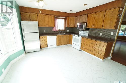 1747 Boyd Street E, Regina, SK - Indoor Photo Showing Kitchen