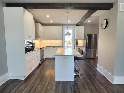 106 2Nd Avenue, Oakville, MB - Indoor Photo Showing Kitchen With Upgraded Kitchen