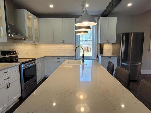 106 2Nd Avenue, Oakville, MB - Indoor Photo Showing Kitchen With Double Sink With Upgraded Kitchen