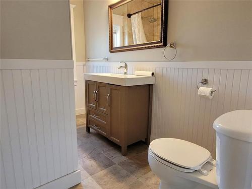 106 2Nd Avenue, Oakville, MB - Indoor Photo Showing Bathroom