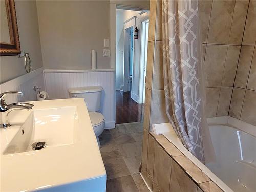 106 2Nd Avenue, Oakville, MB - Indoor Photo Showing Bathroom