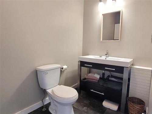 106 2Nd Avenue, Oakville, MB - Indoor Photo Showing Bathroom