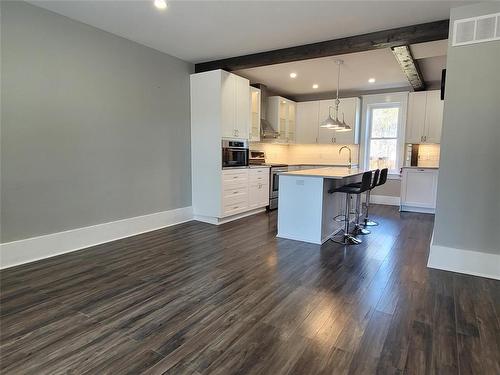 106 2Nd Avenue, Oakville, MB - Indoor Photo Showing Kitchen