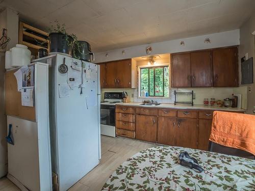 1226 Lawlor Rd, Nanaimo, BC - Indoor Photo Showing Kitchen With Double Sink