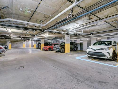 Garage - 310-7230 Rue Alexandra, Montréal (Villeray/Saint-Michel/Parc-Extension), QC - Indoor Photo Showing Garage