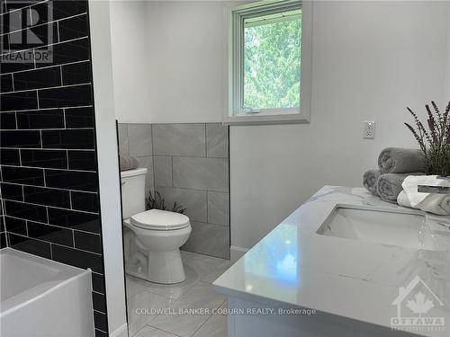 17017 Highway 43, North Stormont, ON - Indoor Photo Showing Bathroom