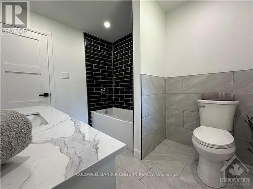 17017 Highway 43, North Stormont, ON - Indoor Photo Showing Bathroom