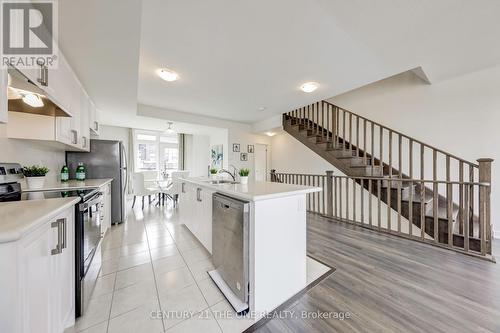 7 Riley Reed Lane N, Richmond Hill, ON - Indoor Photo Showing Kitchen With Upgraded Kitchen