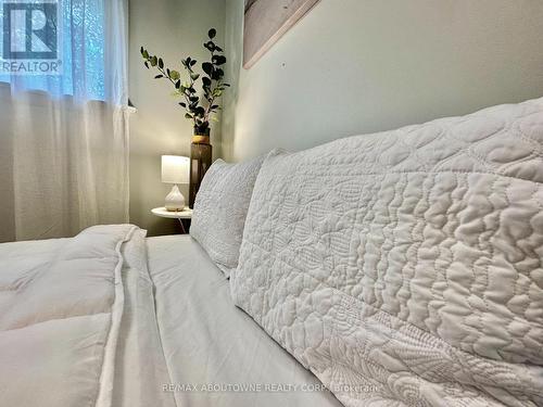 1350 Rebecca Street N, Oakville, ON - Indoor Photo Showing Bedroom