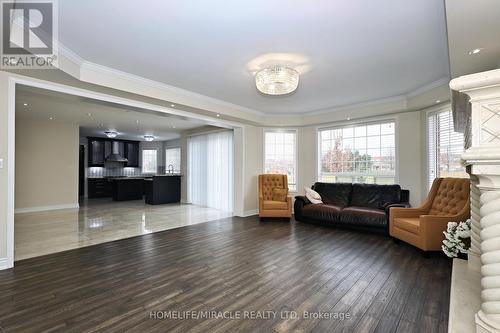 8 Nelly Court, Brampton (Vales Of Castlemore), ON - Indoor Photo Showing Living Room