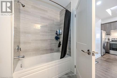 251 Northfield Drive Unit# 418, Waterloo, ON - Indoor Photo Showing Bathroom