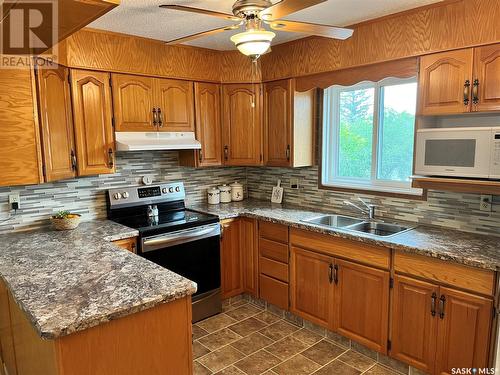 303 1005 9Th Street E, Saskatoon, SK - Indoor Photo Showing Kitchen With Double Sink