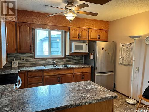 303 1005 9Th Street E, Saskatoon, SK - Indoor Photo Showing Kitchen With Double Sink