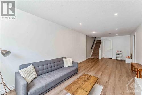 727 Morningstar Way, Ottawa, ON - Indoor Photo Showing Living Room