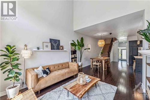 727 Morningstar Way, Ottawa, ON - Indoor Photo Showing Living Room